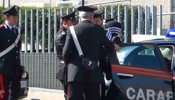 Arrestato per un reato, ruba 40€ ad un carabiniere in caserma