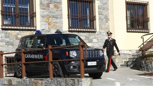 Gli ritirano la patente e si presenta in caserma con la pistola per minacciare i carabinieri: arrestato