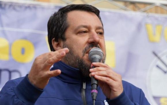 Salvini si fa una foto con del cibo cinese: la reazione dei follower leghisti