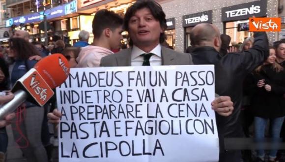 Sanremo, l’ex concorrente Pedro ‘della cipolla’: “Amadeus vai a casa a fare pasta e fagioli”