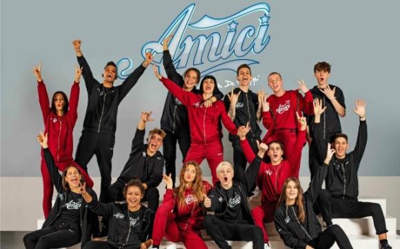 L’allievo di Amici lancia delle frecciatine al programma dopo la sua eliminazione