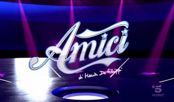 L’allievo di Amici lancia delle frecciatine al programma dopo la sua eliminazione