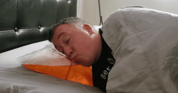 Arriva il cuscino per bere birra prima di andare a dormire