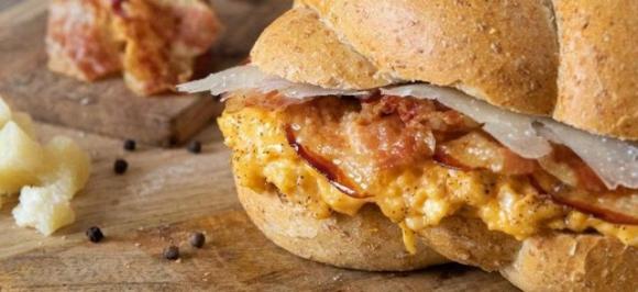 Ecco il panino alla carbonara: la ricetta del salumificio pugliese è tutta da copiare