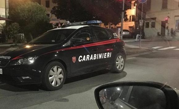Cantano Ramazzotti in strada alle 2 di notte, un uomo scende e li minaccia con un cacciavite