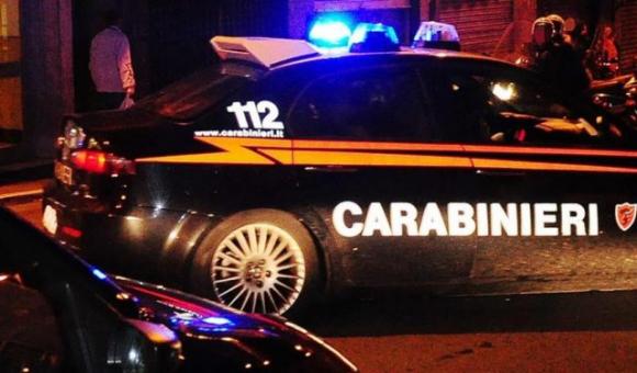 Cantano Ramazzotti in strada alle 2 di notte, un uomo scende e li minaccia con un cacciavite