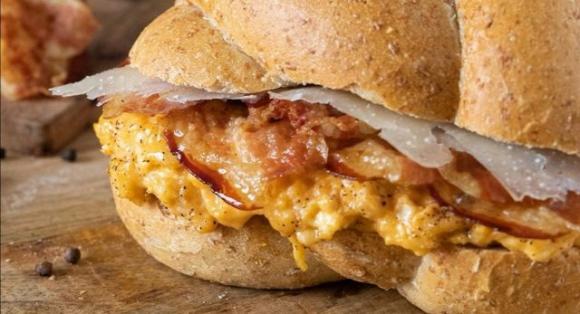 Ecco il panino alla carbonara: la ricetta del salumificio pugliese è tutta da copiare