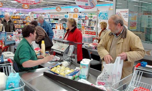Monza: starnutisce sulle commesse al supermercato così riesce a scappare con la spesa