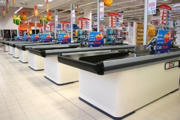 Monza: starnutisce sulle commesse al supermercato così riesce a scappare con la spesa