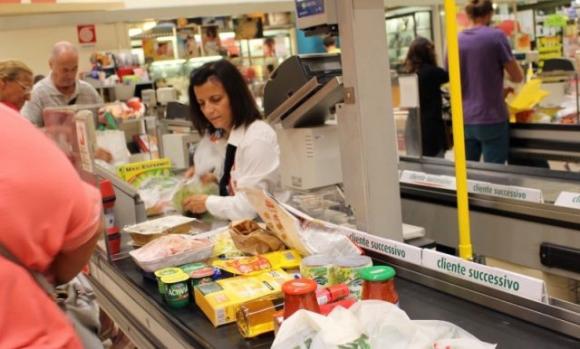 Ancona: in fila al supermercato scappa lasciando la spesa perché vede due asiatici
