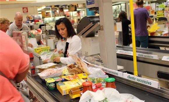Ancona: in fila al supermercato scappa lasciando la spesa perché vede due asiatici