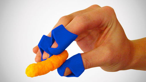 Ecco il copridita per mangiare le patatine senza sporcarsi le mani