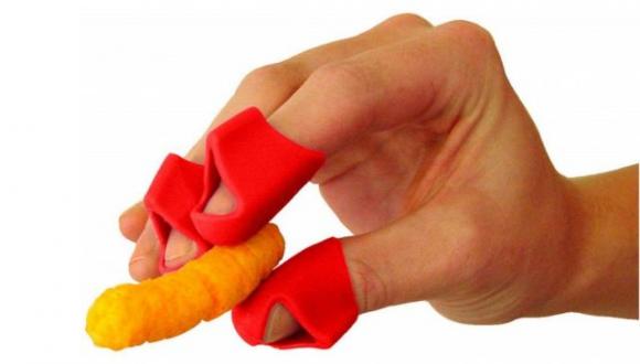 Ecco il copridita per mangiare le patatine senza sporcarsi le mani