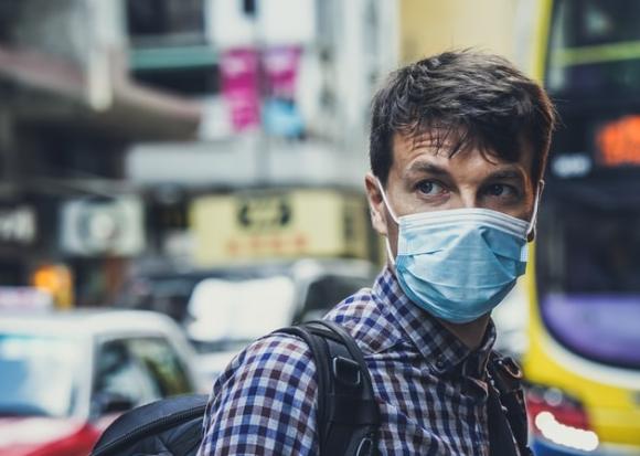 Milano, va a comprare la droga ma con addosso la mascherina per paura del coronavirus