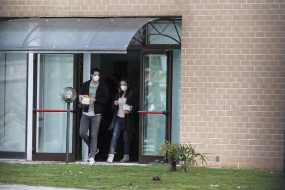Coronavirus, il primo italiano contagiato ha 29 anni: “Era andato a trovare la fidanzata”. Come sta ora