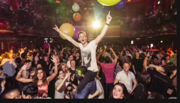 La nuova “discoteca analcolica” che fa sold out. I ragazzi: “non ci sballiamo ma ci divertiamo”