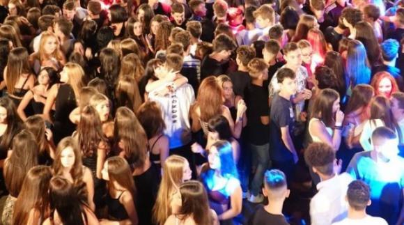 La nuova “discoteca analcolica” che fa sold out. I ragazzi: “non ci sballiamo ma ci divertiamo”