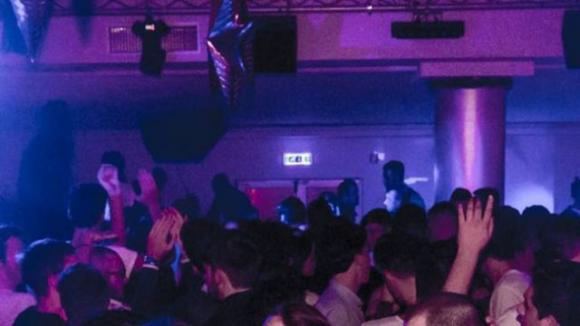 La nuova “discoteca analcolica” che fa sold out. I ragazzi: “non ci sballiamo ma ci divertiamo”