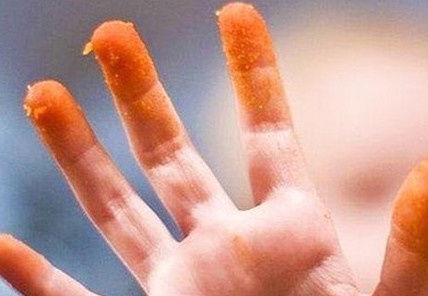 Ecco il copridita per mangiare le patatine senza sporcarsi le mani
