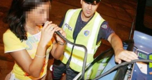 Va a comprare il vino in macchina, ma è già ubriaca e si schianta contro l’enoteca