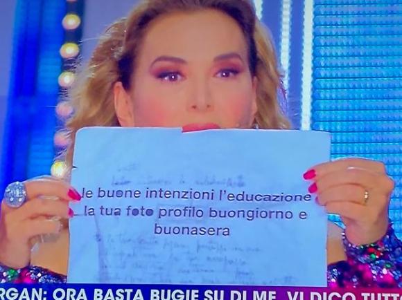 Morgan mette all’asta il foglietto della canzone modificata a Sanremo