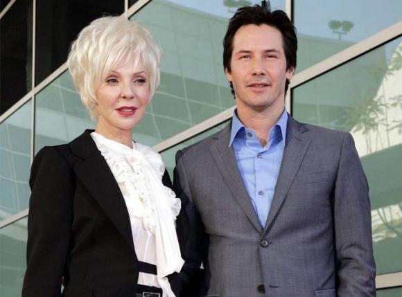 Keanu Reeves si presenta alla notte degli Oscar accompagnato dalla madre Patricia