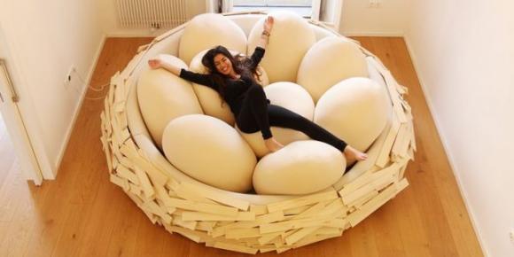Ecco il letto pieno di uova morbide dove riposare come in un nido