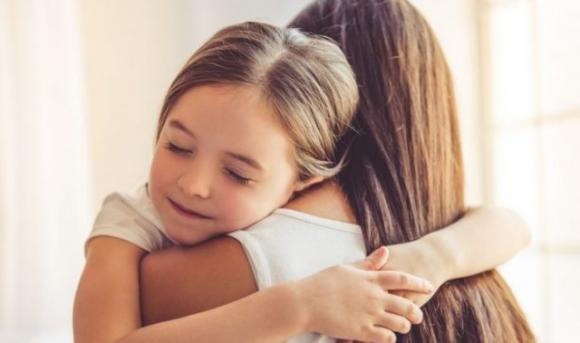 Una mamma cerca di apparire come nel disegno della figlia, il risultato è esilarante