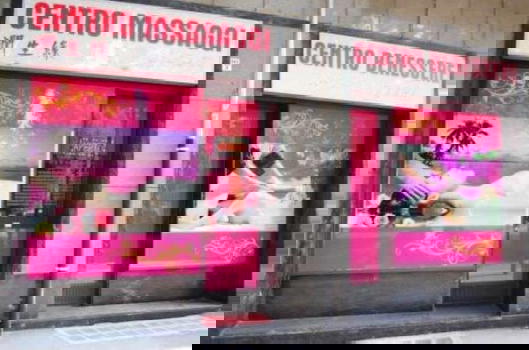 Roma: massaggiatrici cinesi fanno il 2×1 per rispondere all’effetto coronavirus