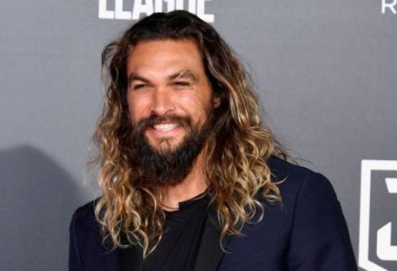 Jason Momoa calvo e senza addominali nello spot del Super Bowl 2020