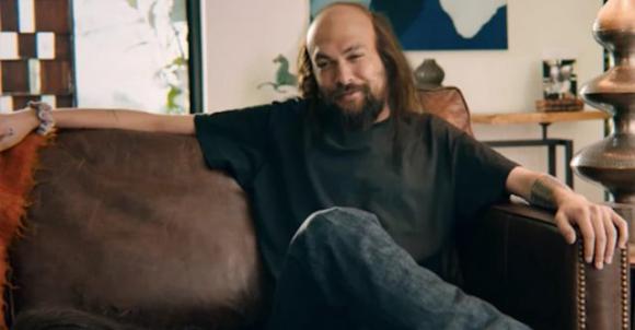 Jason Momoa calvo e senza addominali nello spot del Super Bowl 2020
