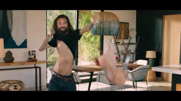 Jason Momoa calvo e senza addominali nello spot del Super Bowl 2020