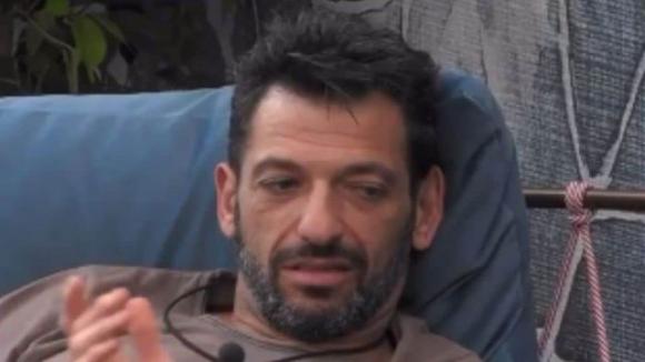 GF Vip, Pago perde la testa dopo la diretta: “Pezzi di m***a, sti bastar*i!”