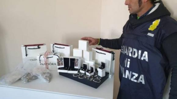 Pandora “tarocchi” riempiono Napoli per San Valentino