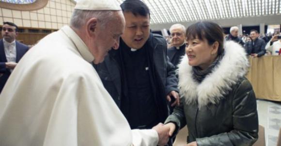 Il Papa ha incontrato di nuovo la donna cinese che lo aveva strattonato in Vaticano