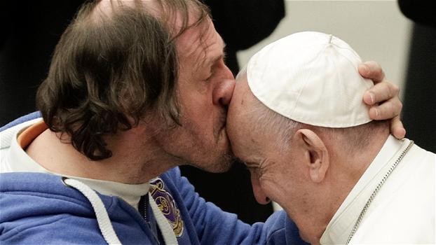 Chi è l’uomo che ha baciato il Papa: la toccante storia di Philippe