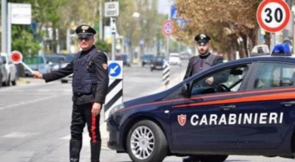 Acquaviva: il carabiniere lo ferma per un controllo ma lui sbaglia manovra e lo investe