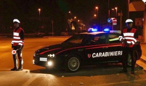 Va a comprare il vino in macchina, ma è già ubriaca e si schianta contro l’enoteca