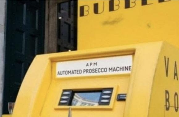 Stanco dei soliti bancomat? Ecco il distributore automatico di prosecco