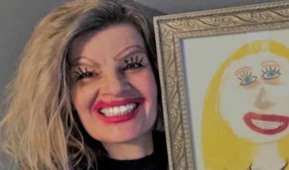 Una mamma cerca di apparire come nel disegno della figlia, il risultato è esilarante