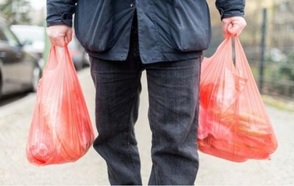 Monza: starnutisce sulle commesse al supermercato così riesce a scappare con la spesa
