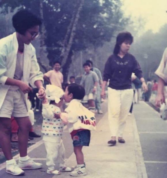 Baciò una bambina a caso in un parco, dopo 30 anni è diventata sua moglie