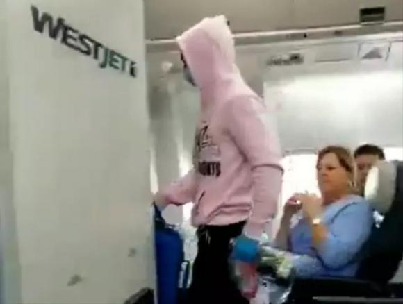 Panico a bordo, influencer finge di avere il Coronavirus: aereo costretto ad atterrare