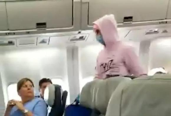 Panico a bordo, influencer finge di avere il Coronavirus: aereo costretto ad atterrare