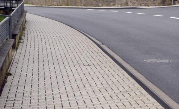 Vicenza: il cane defeca per strada, anziano la raccoglie e la spalma in faccia al ragazzino
