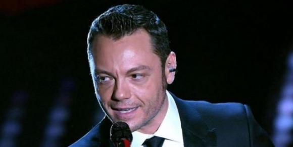 Tiziano Ferro polemico: ”Anche stasera canto dopo mezzanotte” e lancia una frecciata a Fiorello