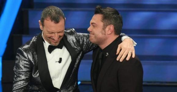 Tiziano Ferro polemico: ”Anche stasera canto dopo mezzanotte” e lancia una frecciata a Fiorello