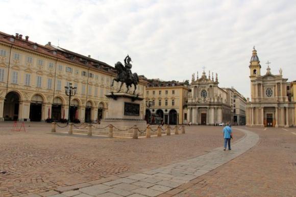 Torino: sputa alle donne per strada perché “inferiori”. Fermato prova a corrompere l’agente con 10€