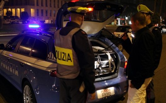 Neopatentato ubriaco e contromano scappa al posto di blocco: tolti 46 punti dalla patente