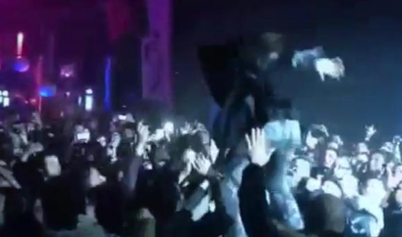 Quella volta in cui Morgan si lanciò dal palco ma il pubblico lo lasciò cadere